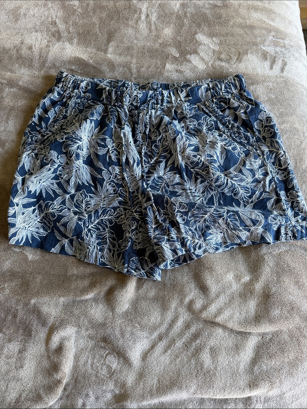 Briggs New York Navy and White linen blend Floral Elastic Waist Shorts L